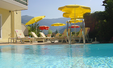 Der Aussenpool bietet willkommene Erfrischung im Sommer.