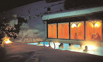Heated outside pool with 30 °C in Winter.
